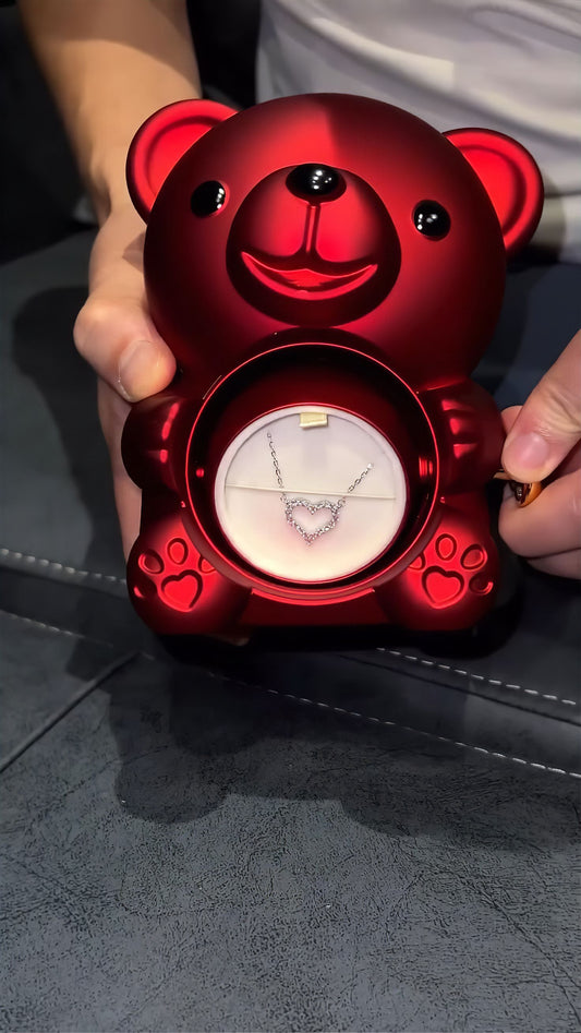 "خليها تعيش لحظة واو… دبّ الورد مع قلادة سرّية"