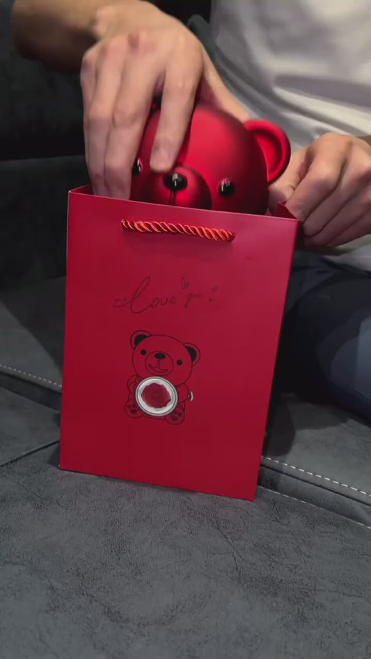 "خليها تعيش لحظة واو… دبّ الورد مع قلادة سرّية"